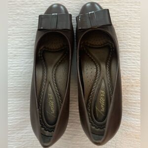 Trotters brown leather pumps
